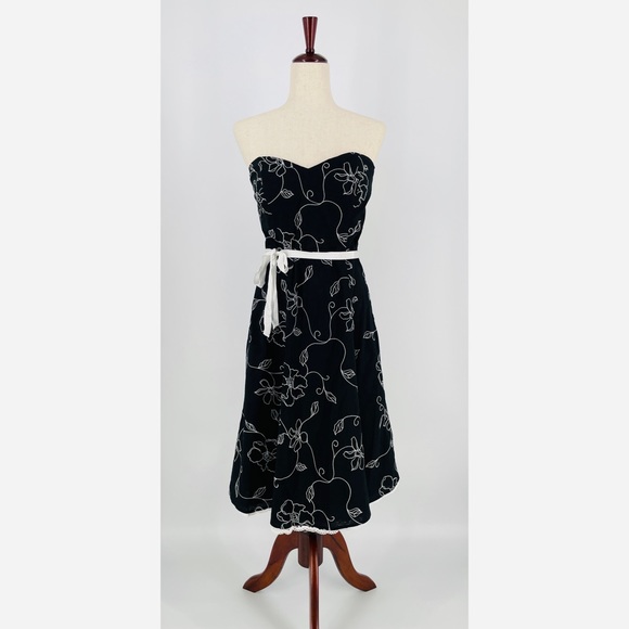 White House Black Market Dresses & Skirts - WHITE HOUSE BLACK MARKET - Strapless Dress - size 6